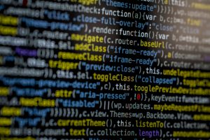 Hacker introduciendo código informático Hacker introduciendo código informático